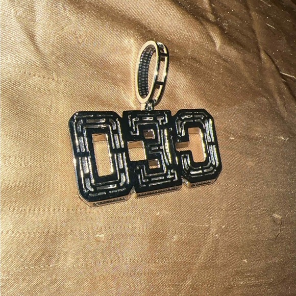 Iced Out CEO Pendant - Picture 5 of 6